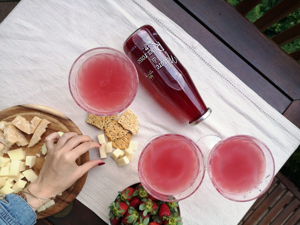 cosmopolitan cocktail ribes