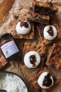 focaccia variegata cacao robiola mostarda cipolle rosse