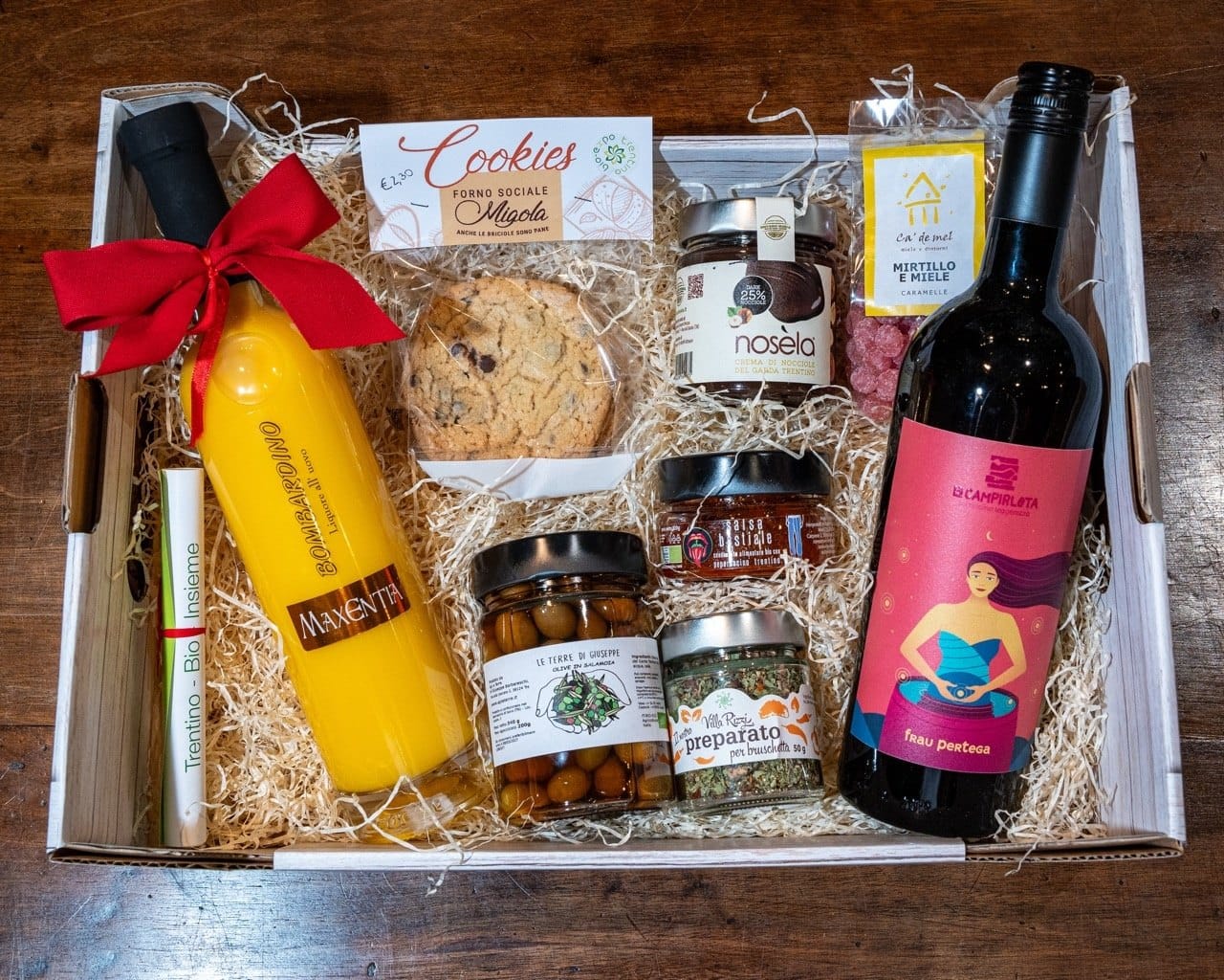 Cesto di Natale Bio-Expo con vino trentino, liquore e specialità artigianali