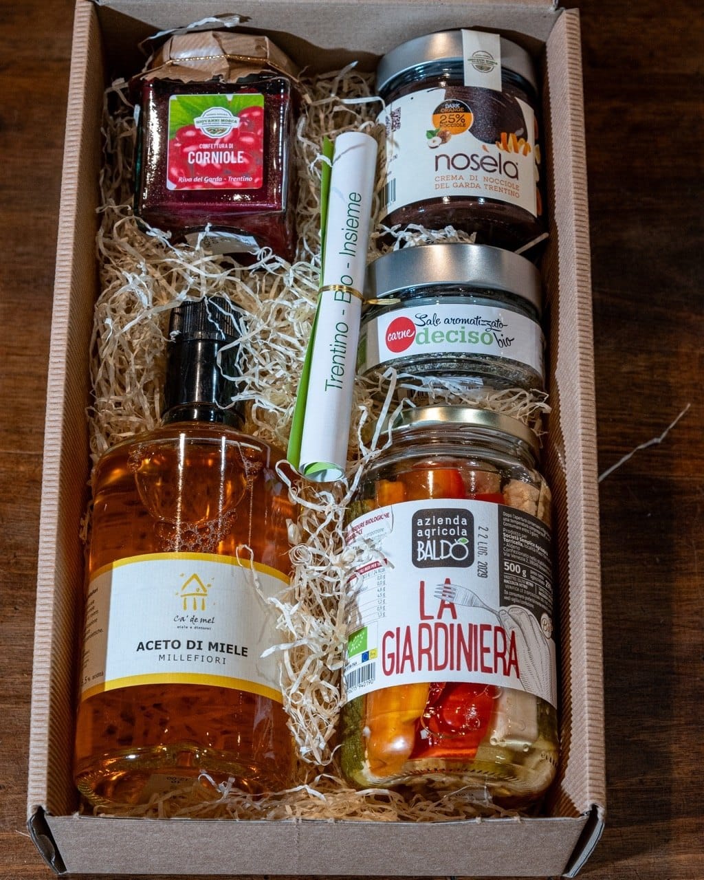 Cesto di Natale con aceto di miele, giardiniera e creme gourmet trentine