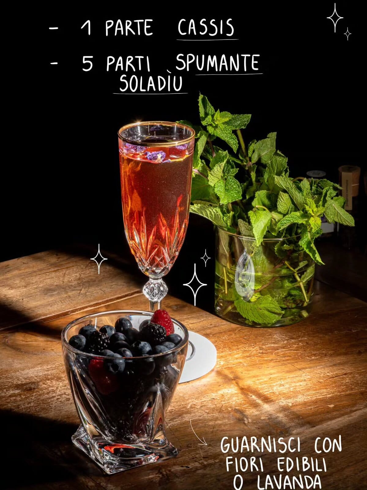 Ingredienti del Kir Trentino: 1 parte di cassis e 5 parti di spumante Soladìu, guarnizione con fiori edibili o lavanda