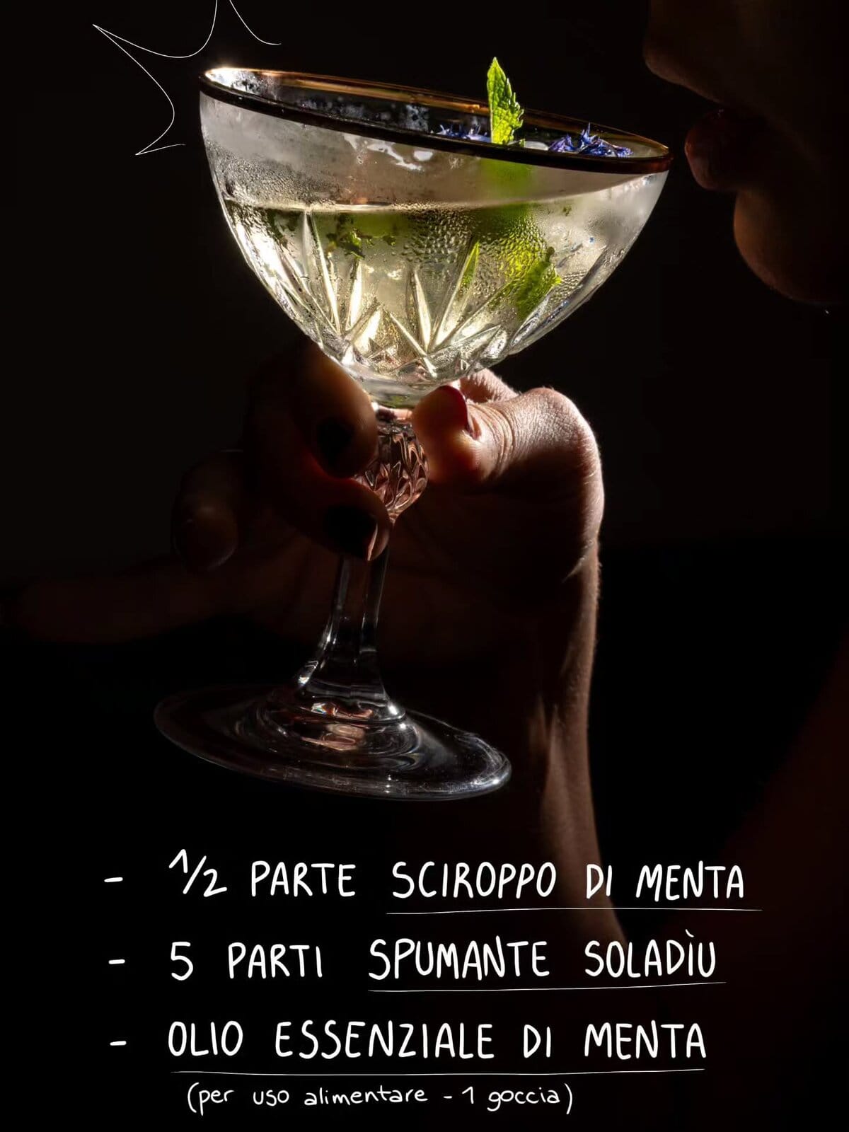 Ingredienti del Soladìu Menta: mezza parte di sciroppo di menta, 5 parti di spumante Soladìu e una goccia di olio essenziale di menta per uso alimentare